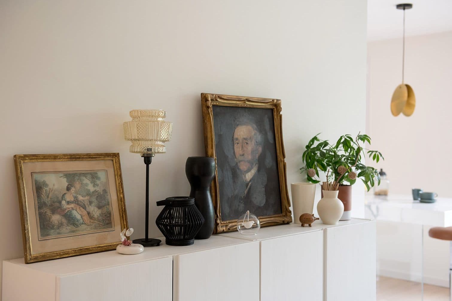 Buffet bas et tableaux chinés dans la pièce de vie