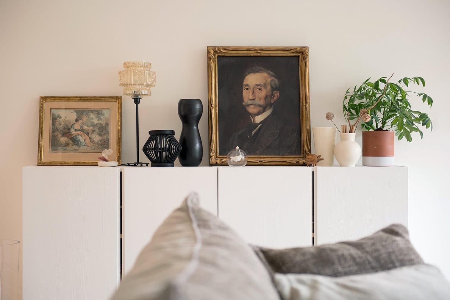 Portrait ancien et objets posés sur le buffet du séjour