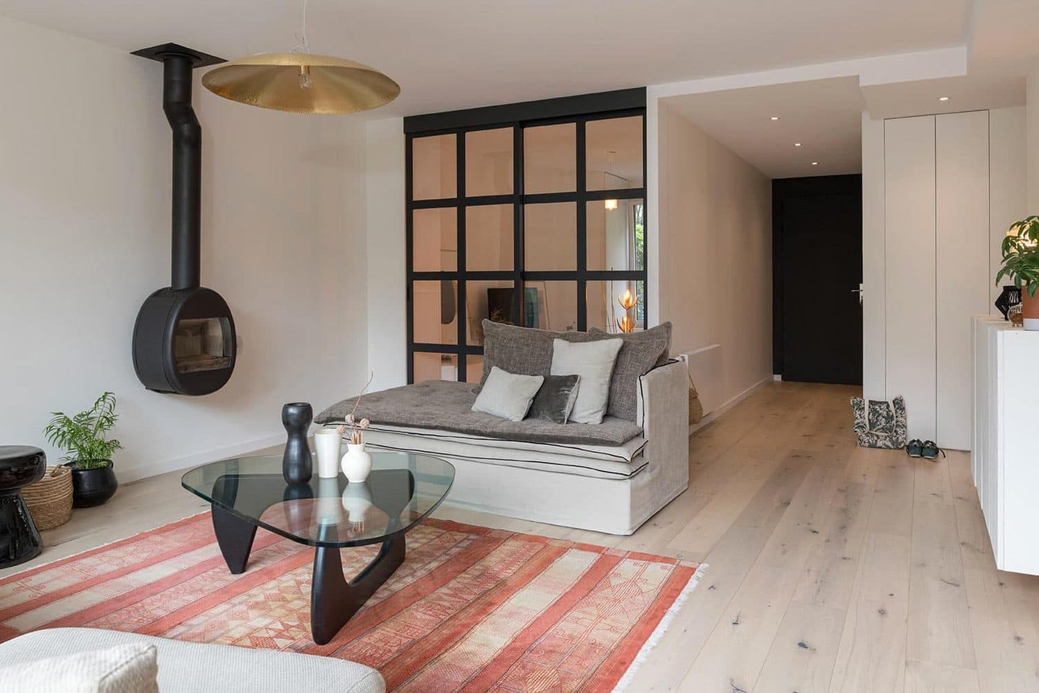 Salon avec cheminée suspendue et verrière d'atelier sur mesure, Lyon 3e
