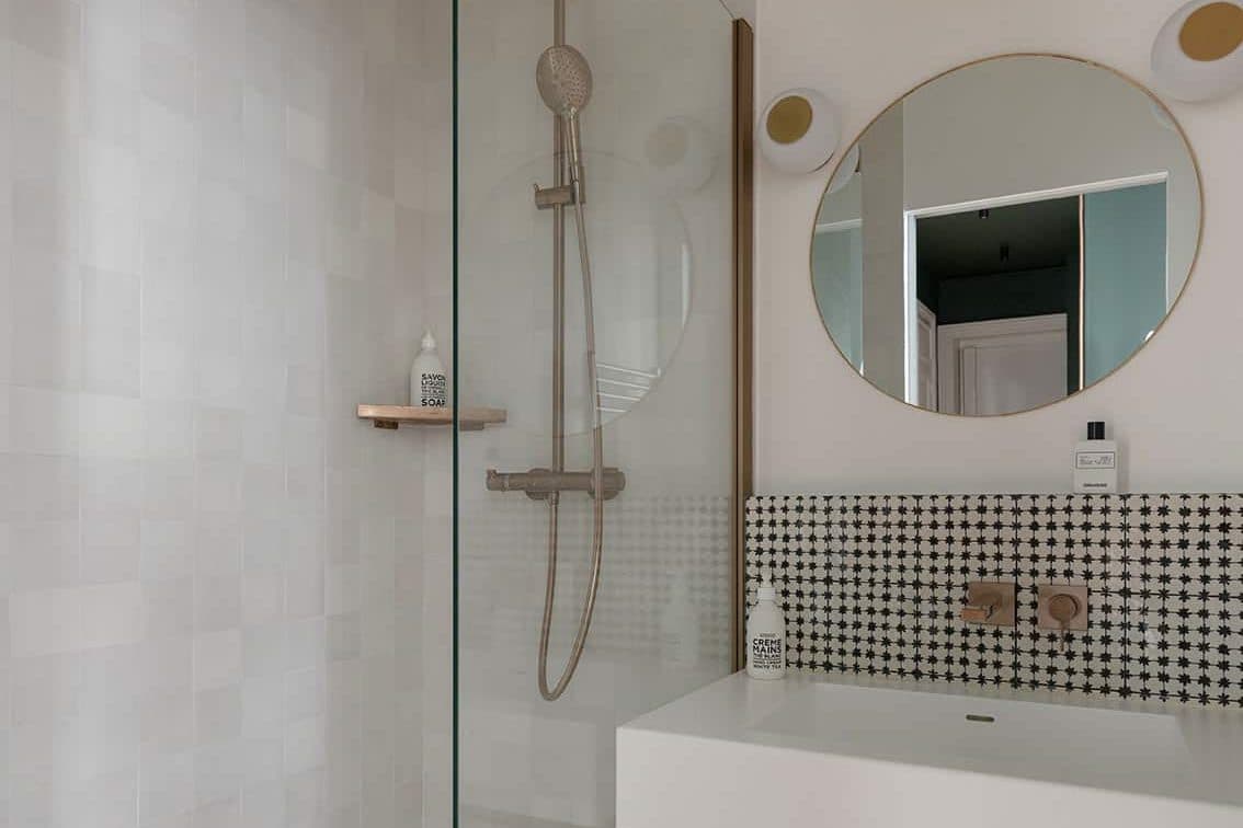 Salle d’eau avec meuble vasque en bois