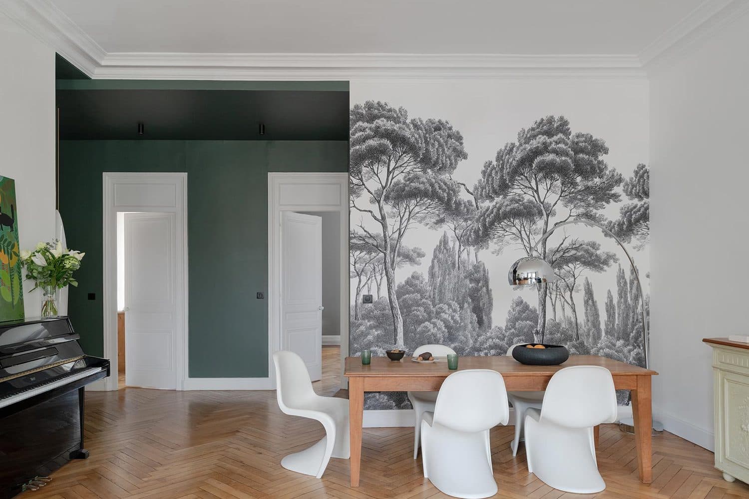 Salle à manger vert profond avec papier peint panoramique, Lyon 6e