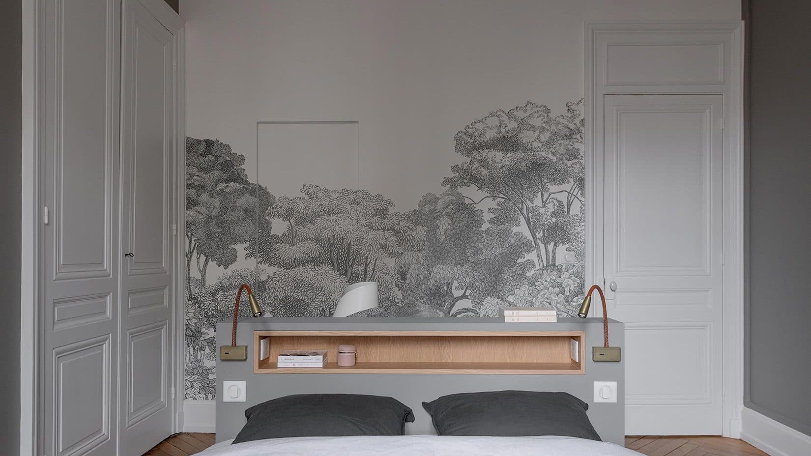 Chambre avec papier peint panoramique et moulures d'époque