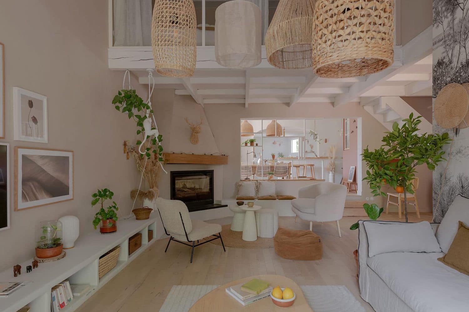 Salon en L autour de la cheminée, maison rénovée à Venelles