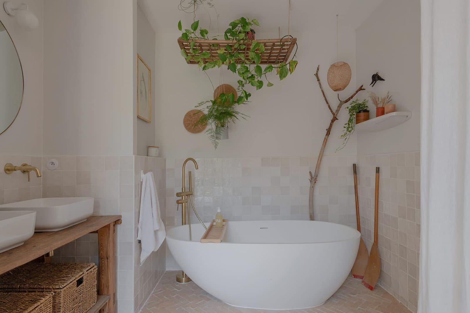 Baignoire îlot et robinetterie dorée