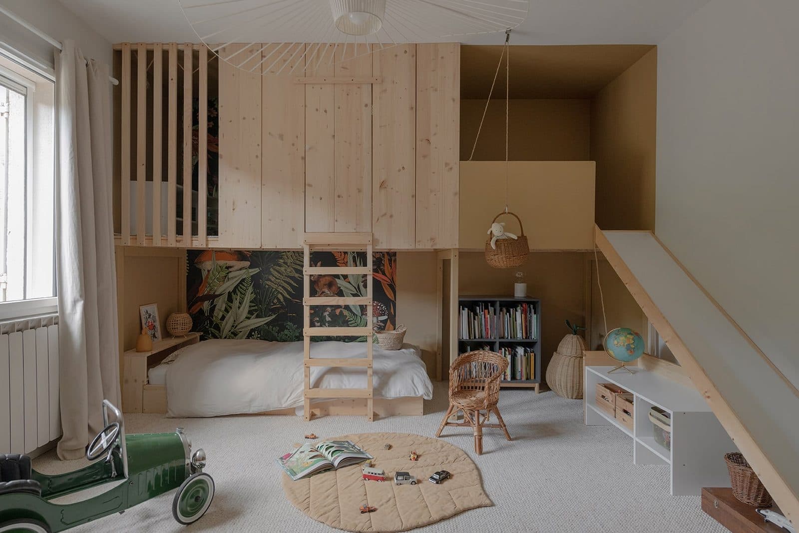 Chambre d’enfant avec rangements en bois clair