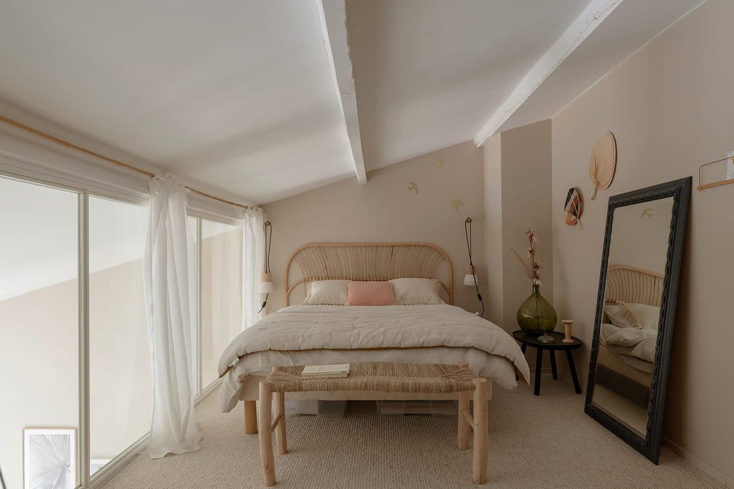 Chambre parentale avec tête de lit sur mesure et grand miroir, maison à Venelles