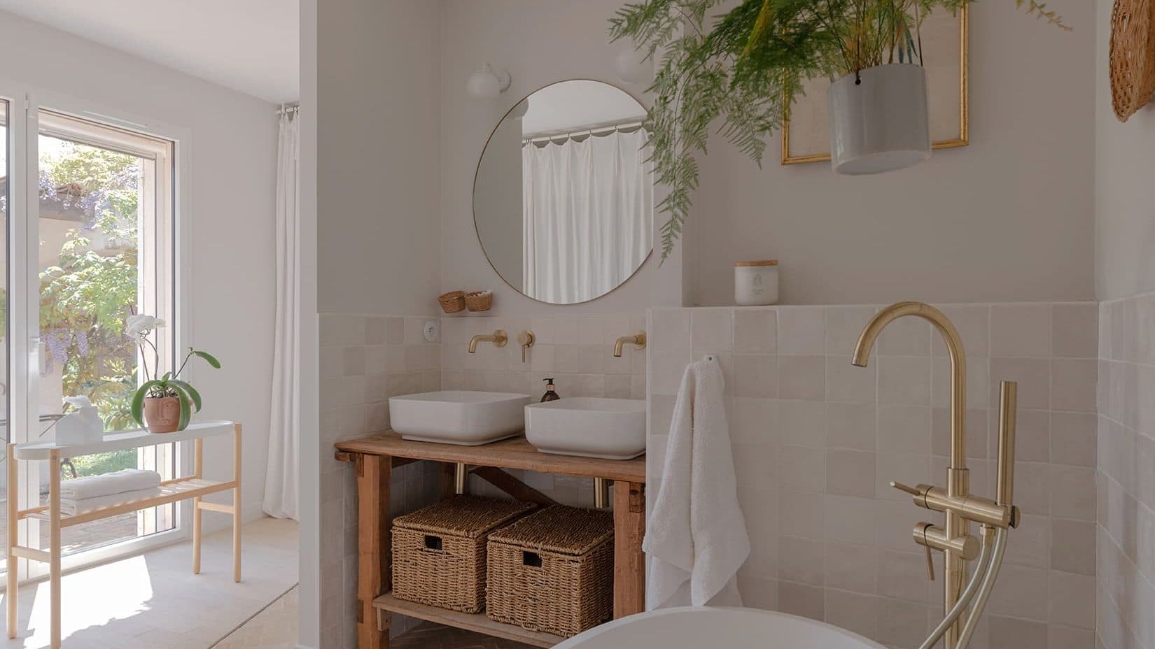 Salle de bains avec baignoire îlot et robinetterie dorée, maison en campagne aixoise