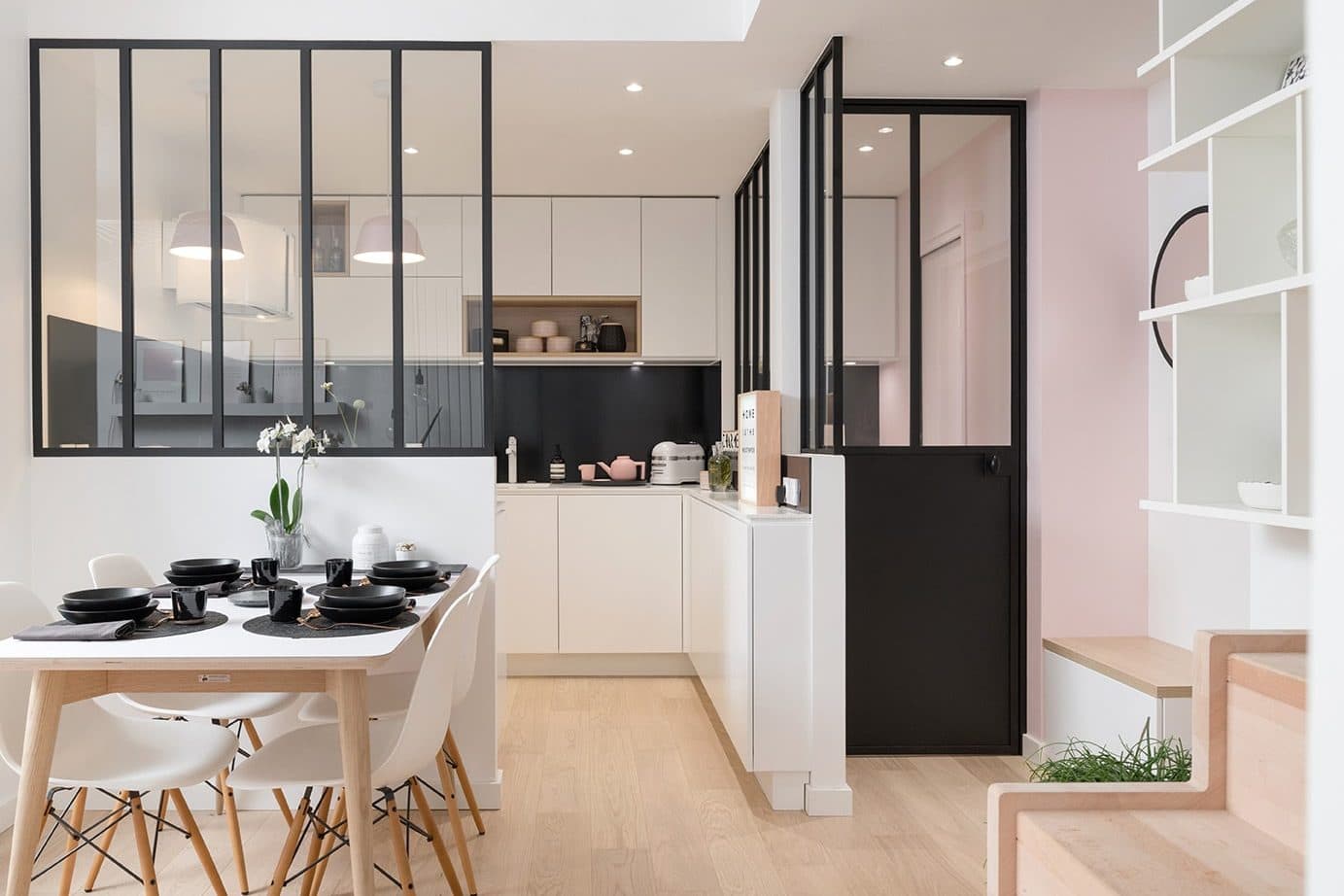 Cuisine ouverte avec verrière noire sur la pièce à vivre, duplex lyonnais