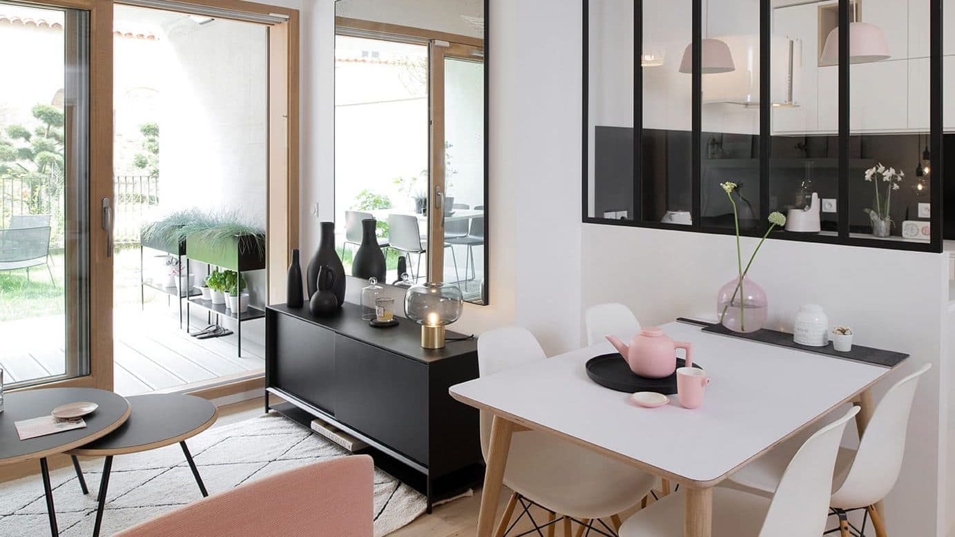 Séjour du duplex ouvert sur la terrasse et le jardin