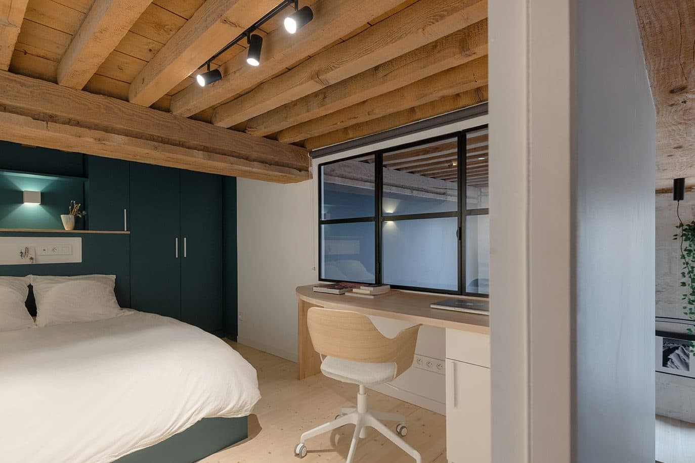 Chambre de la mezzanine avec rangements