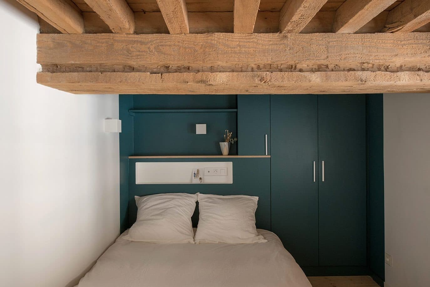 Couchage et bureau d’une chambre de colocation