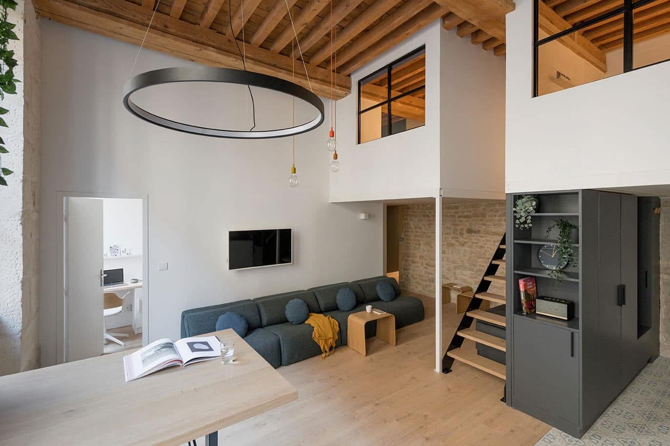 Pièce de vie avec mezzanine, poutres et pierres apparentes, Lyon 1er