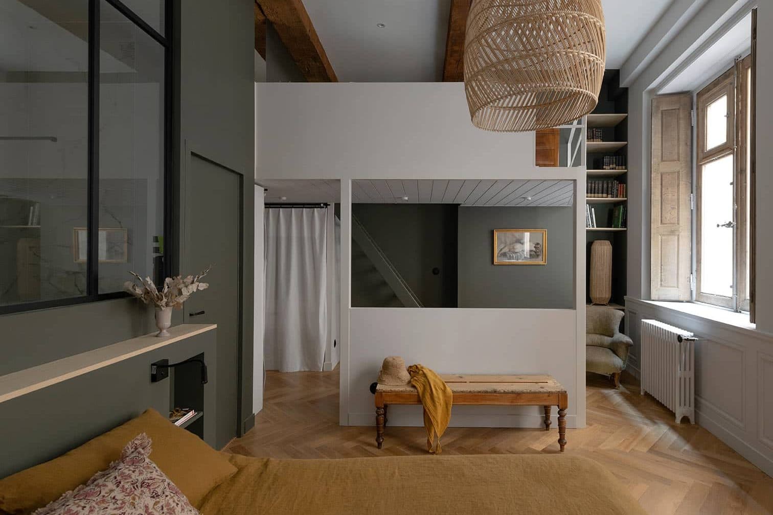Verrière d’atelier entre chambre et salle de bain