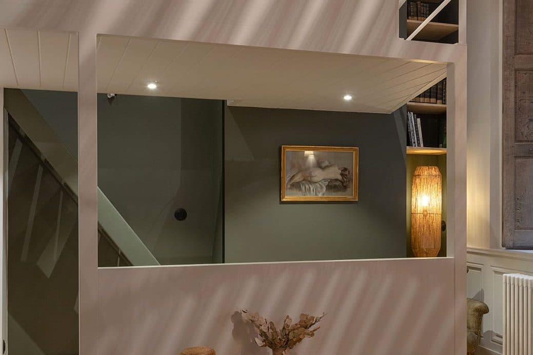 Cloison vert olive et tableau encadré dans la suite
