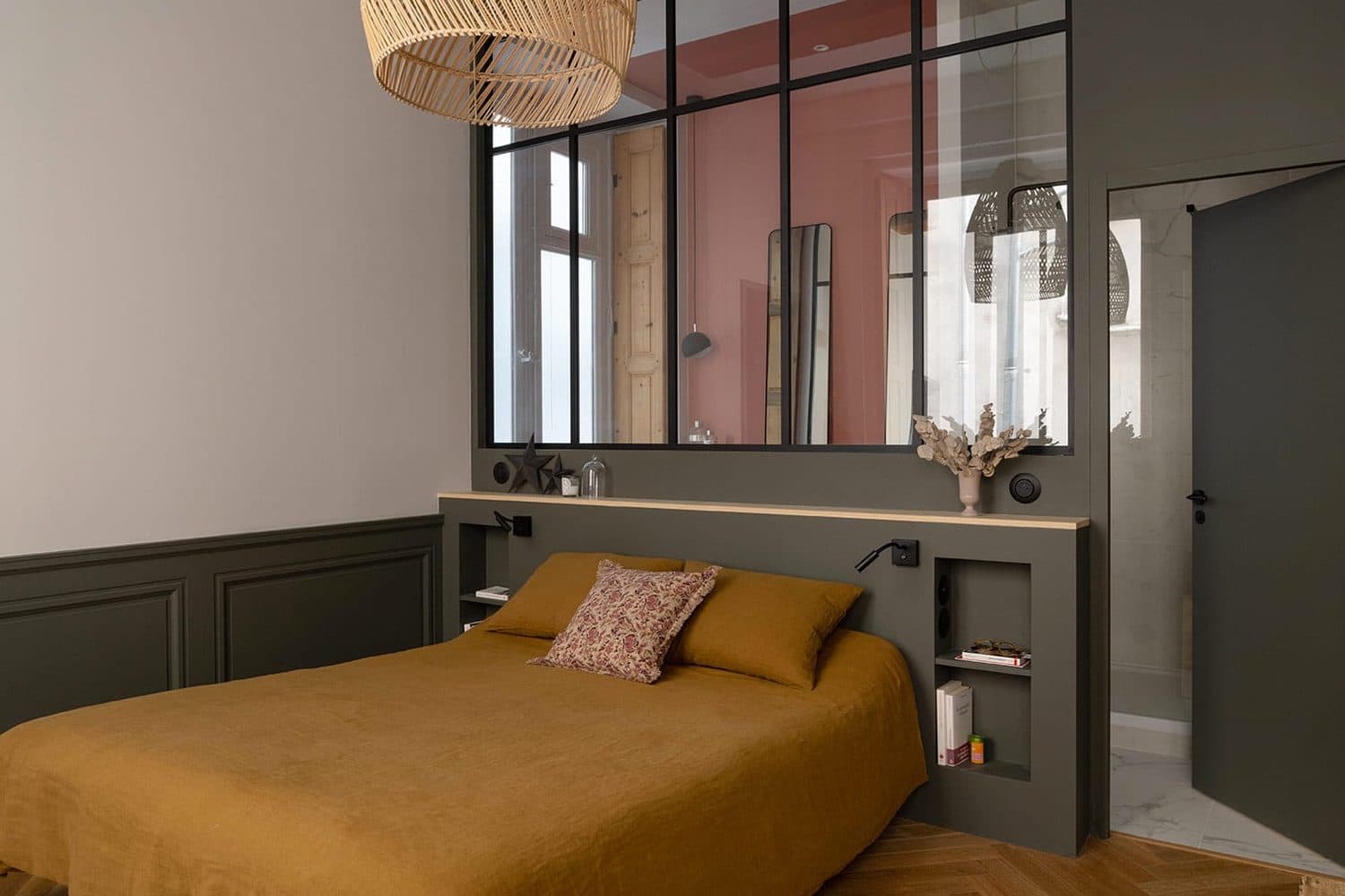 Chambre avec tête de lit ocre et verrière d'atelier rose, Lyon 1er