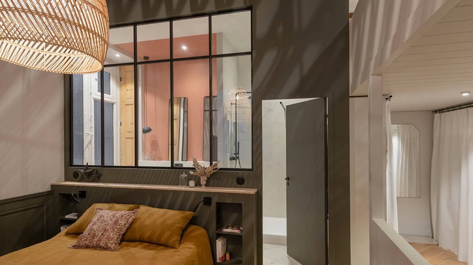 Suite parentale avec poutres, moulures et parquet point de Hongrie
