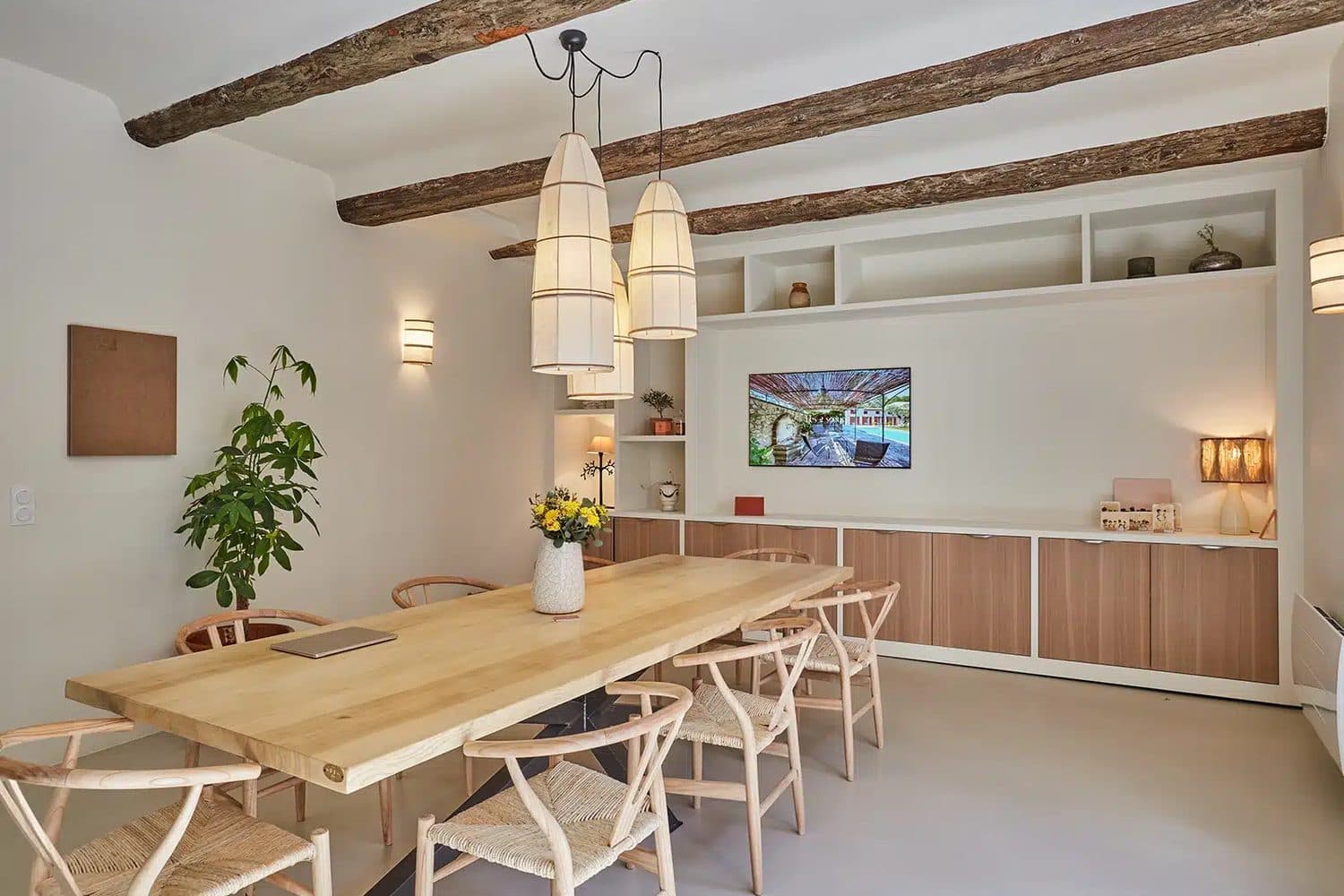 Grande table en bois sur mesure et meuble toute hauteur, agence immobilière à Aix