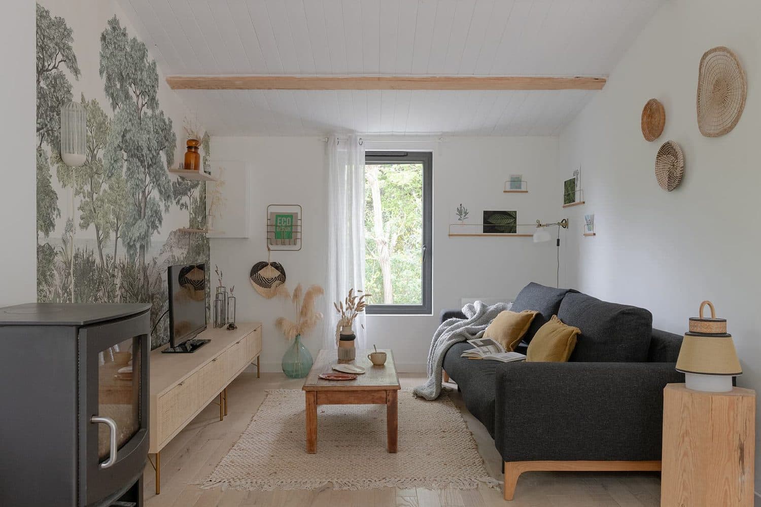 Pièce de vie du cabanon avec poêle et papier peint panoramique, Venelles