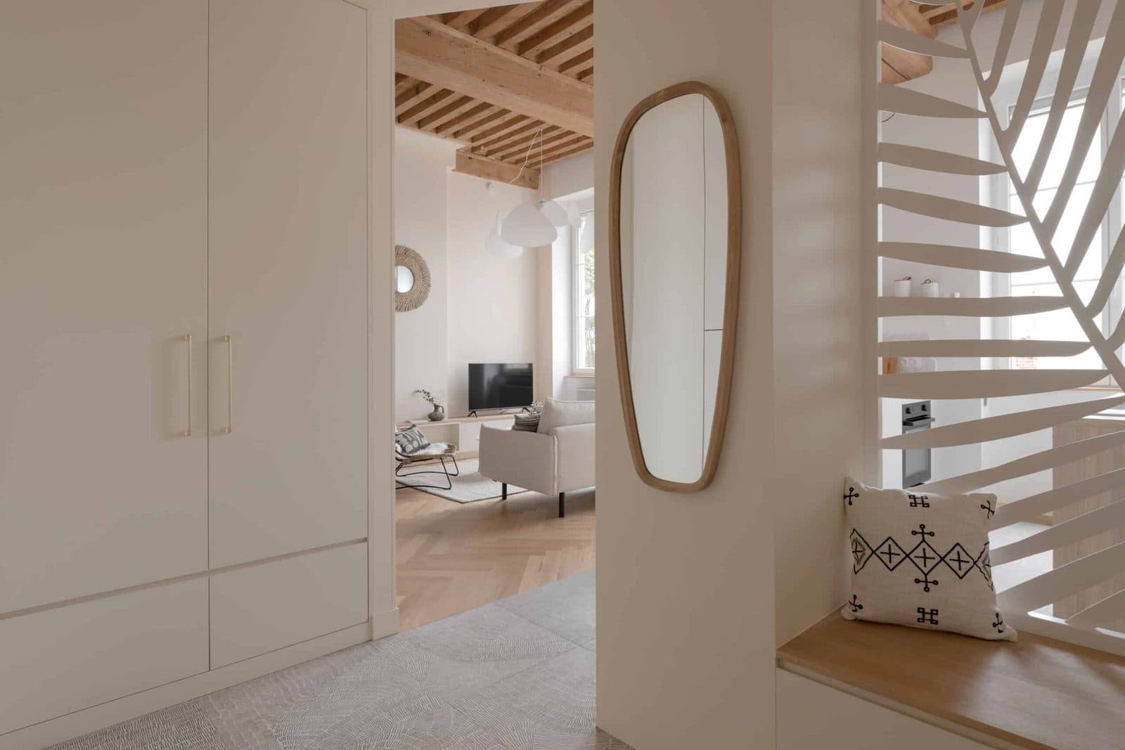 Entrée et filtre en bois de l’appartement