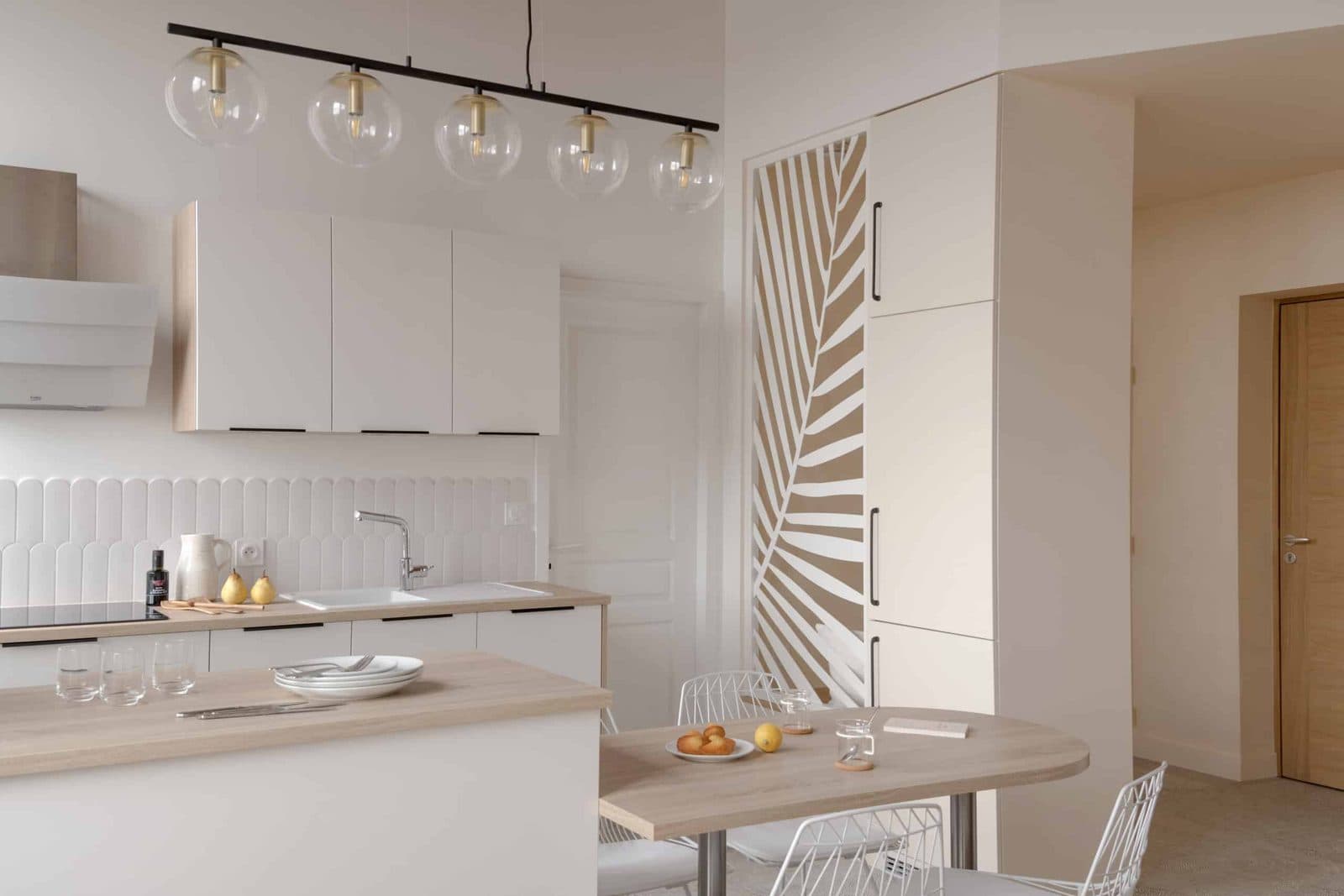 Cuisine claire sous les poutres