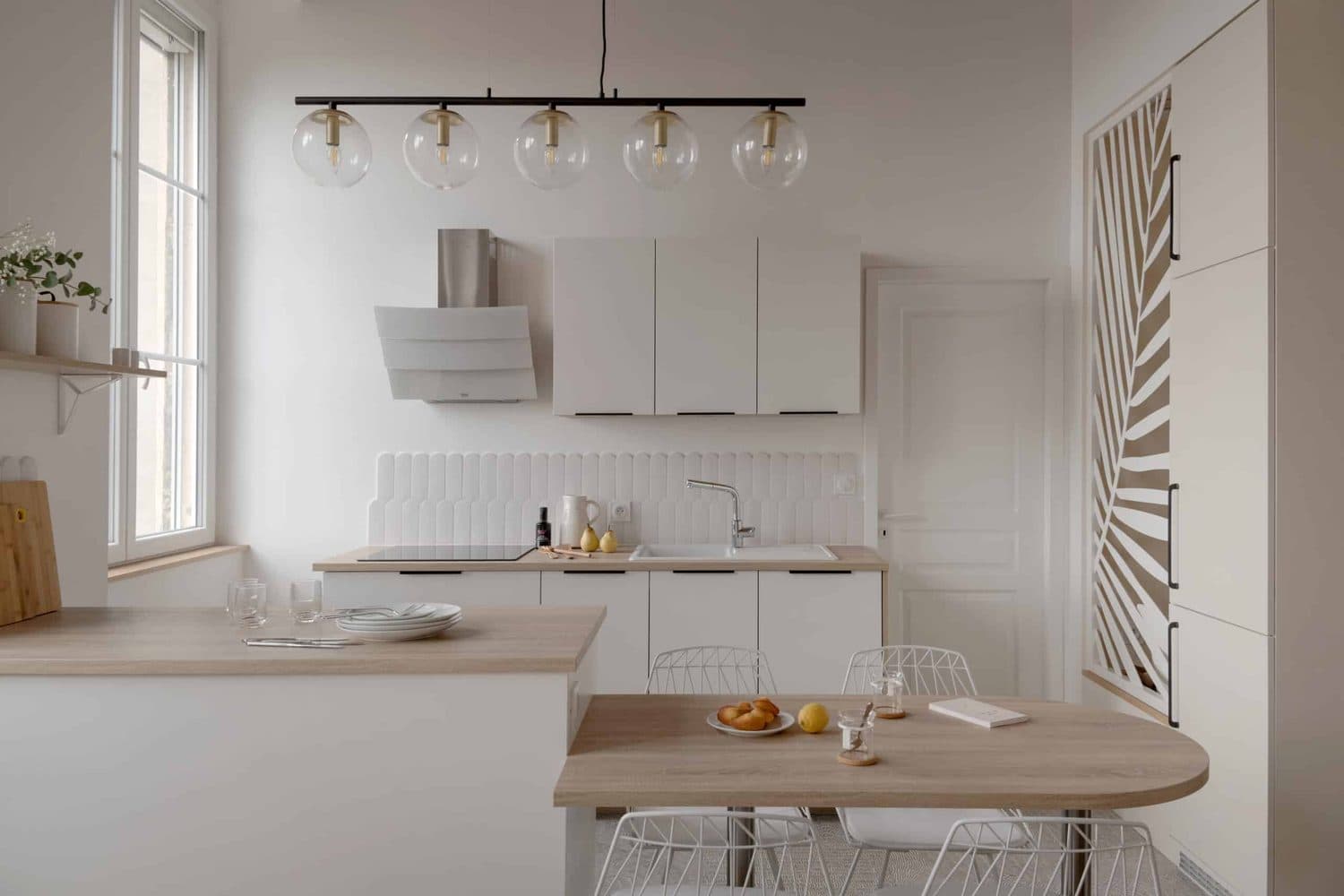 Pièce à vivre avec cuisine ouverte et filtre en bois sur mesure, Croix-Rousse