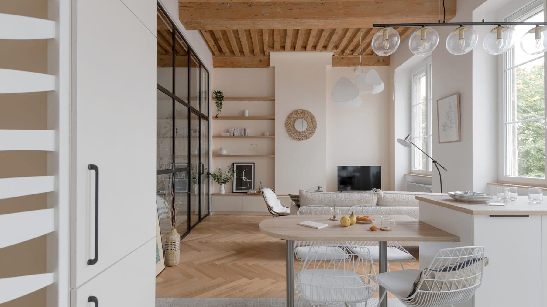 Entrée et cuisine de l'appartement rénové, poutres et matières naturelles