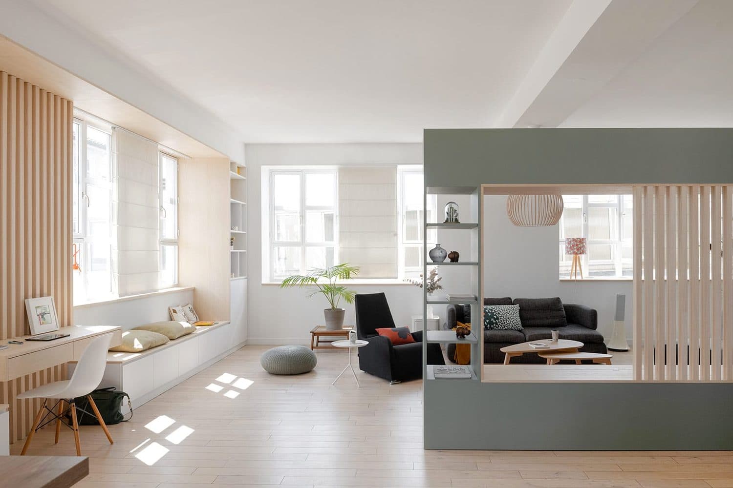 Grande pièce à vivre avec module central sur mesure et ouvertures type atelier