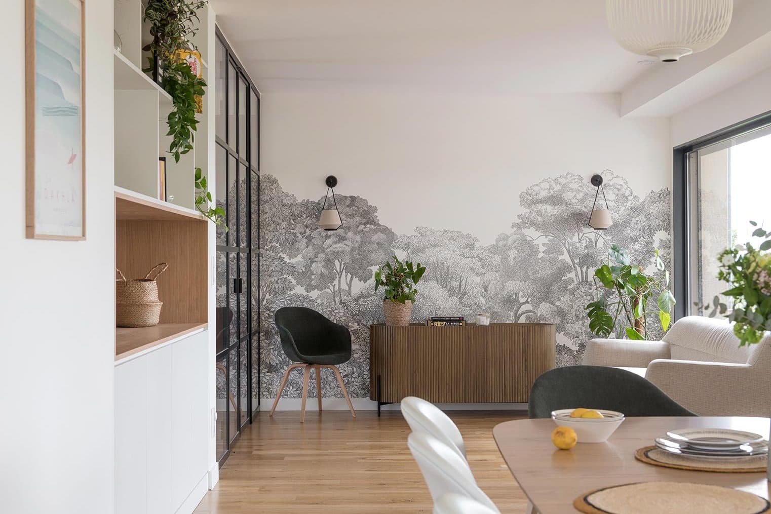 Salle à manger avec fresque murale et verrière noire
