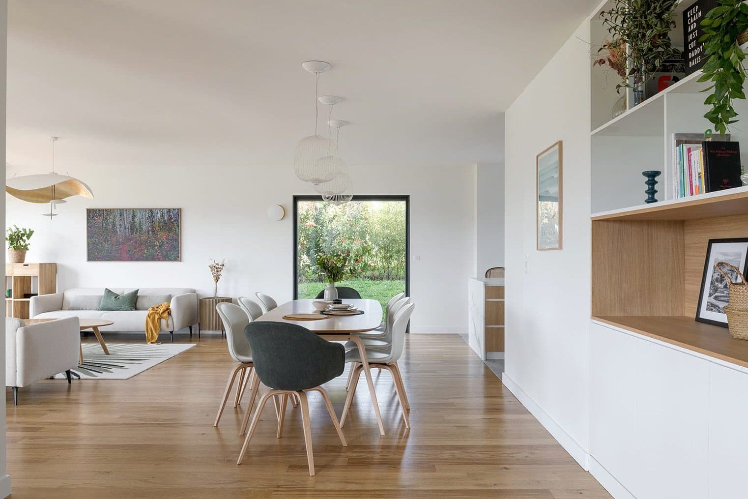 Pièce à vivre avec table ronde et bibliothèque sur mesure