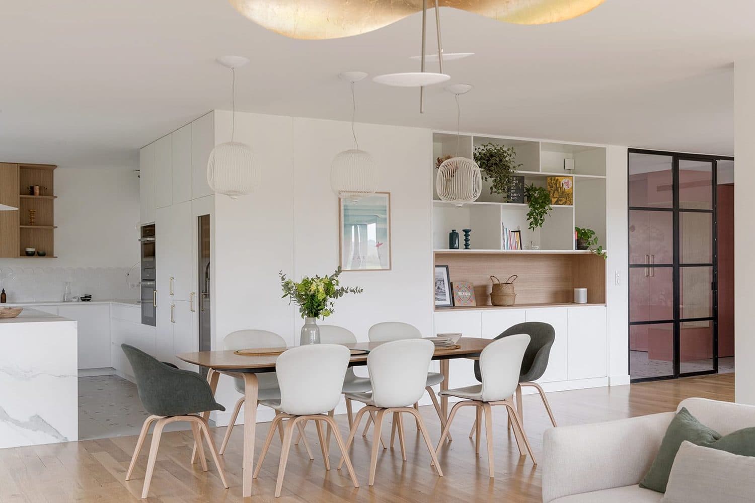 Pièce à vivre ouverte sur la cuisine avec îlot central, maison rénovée