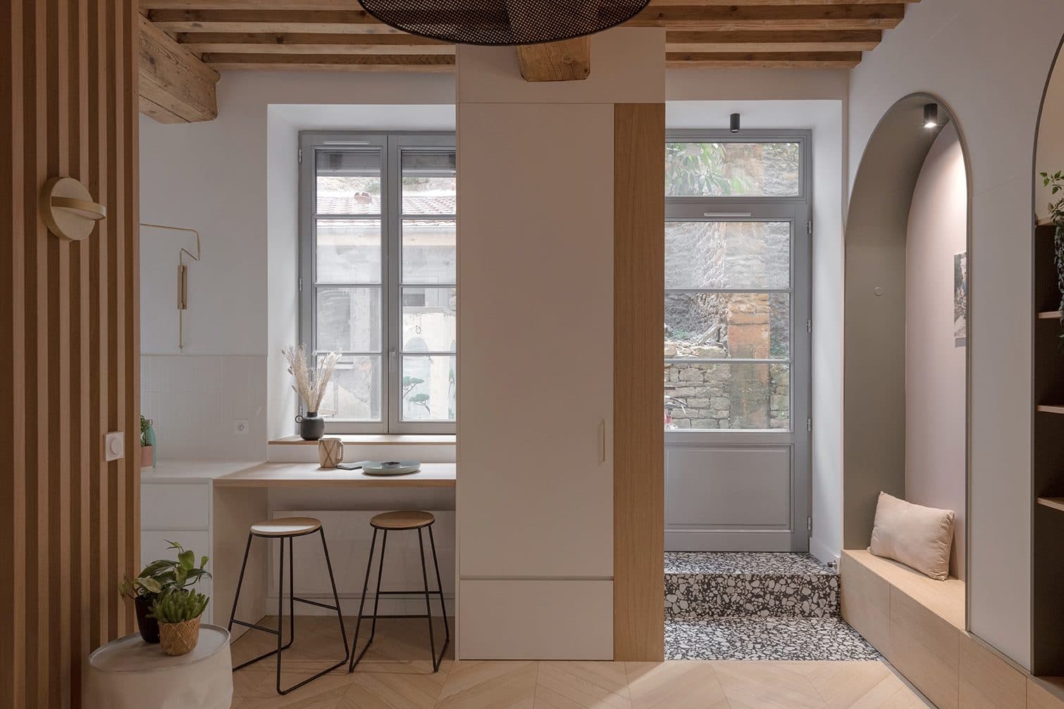 Entrée en terrazzo avec meubles sur mesure