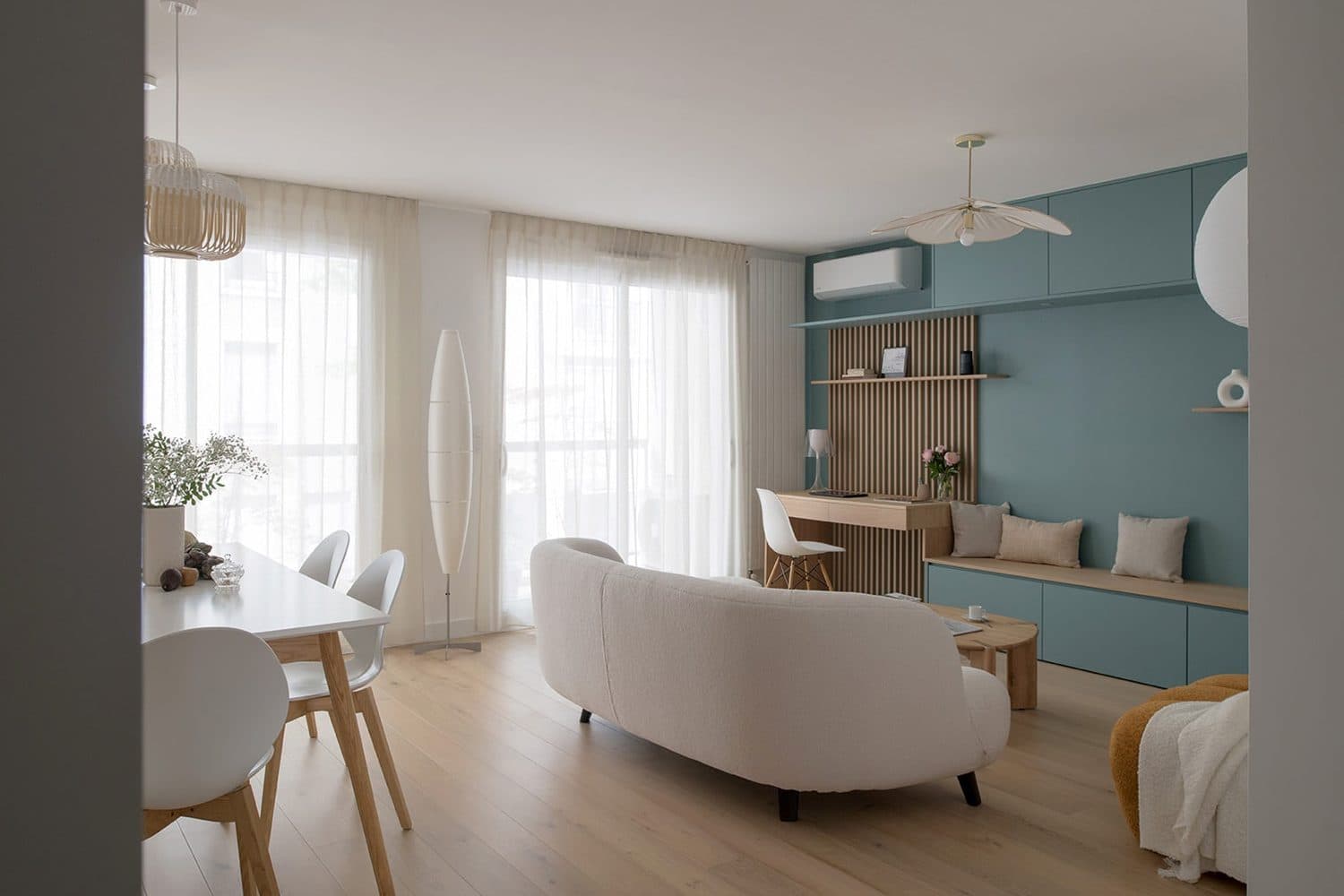 Salon avec grand mur bleu et meuble multifonction sur mesure, Lyon 8e