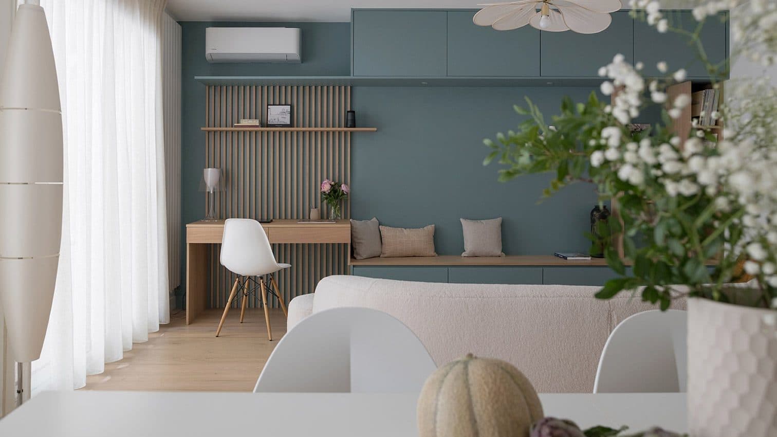 Salle à manger avec banquette et vaisselier dessinés sur mesure