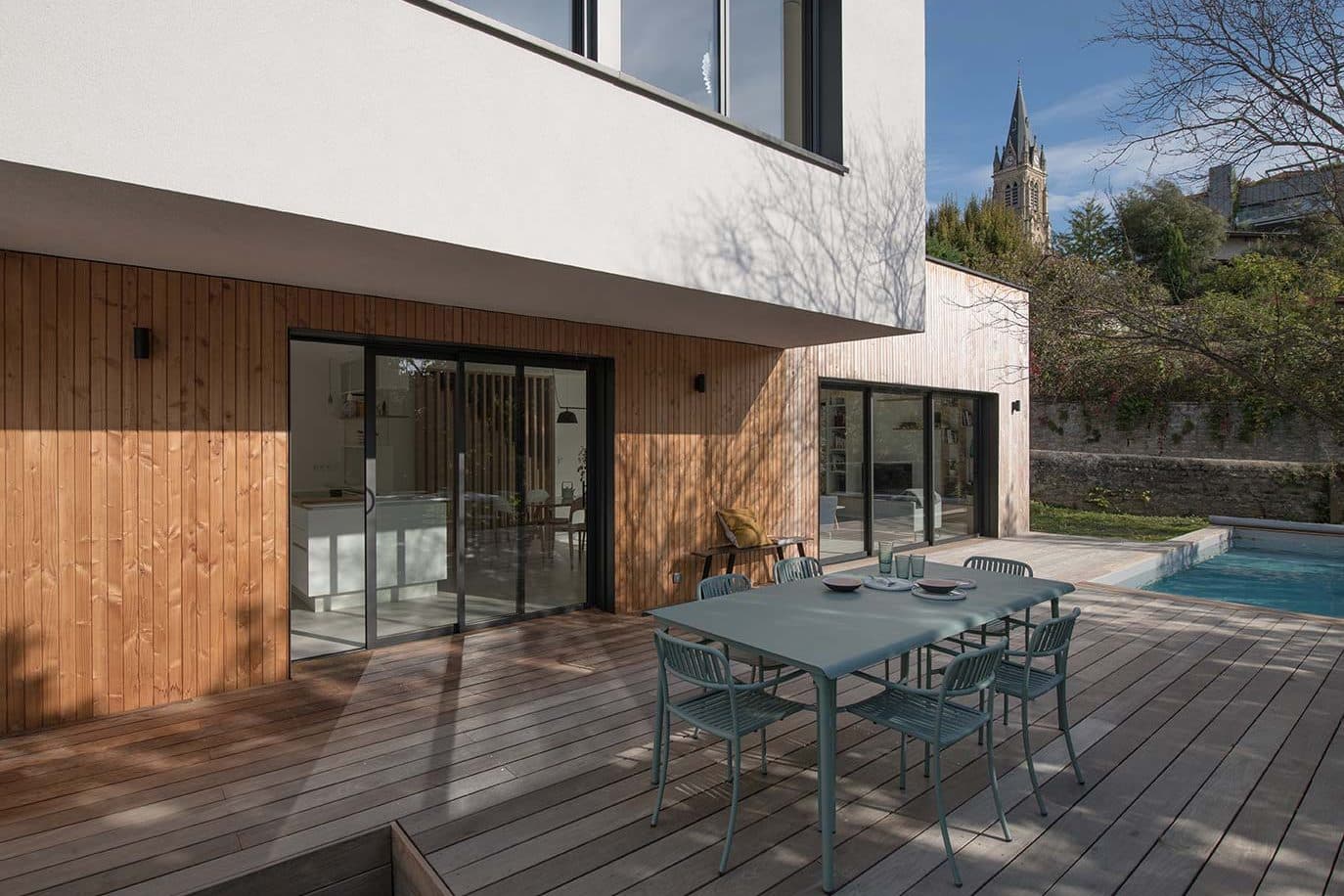 Terrasse et piscine de la maison contemporaine