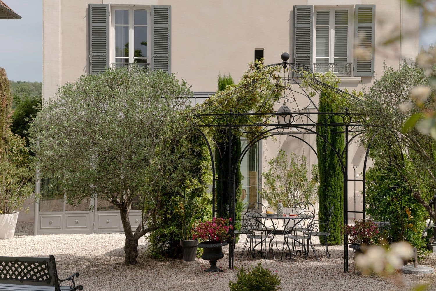 Terrasse et pergola de la maison ancienne