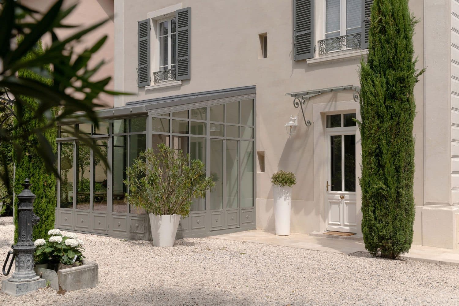 Cour et entrée de la maison rénovée