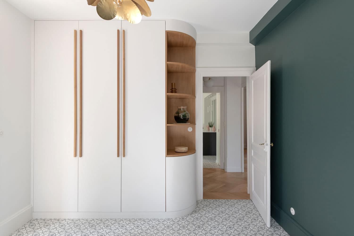 Entrée en carreaux de ciment et rangements