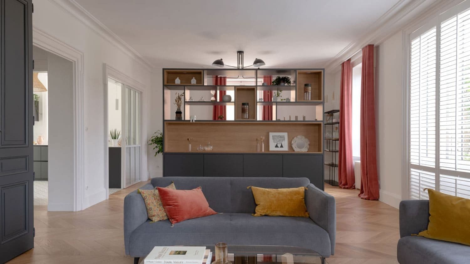 Salon avec bibliothèque sur mesure et rideaux rouges, maison ancienne