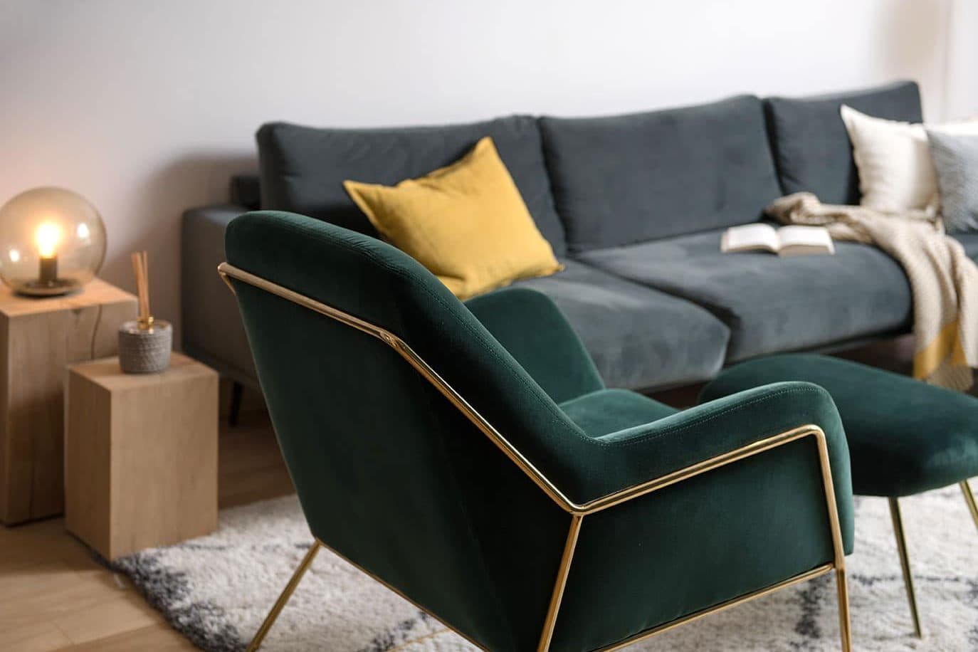 Canapé et fauteuils en velours du salon