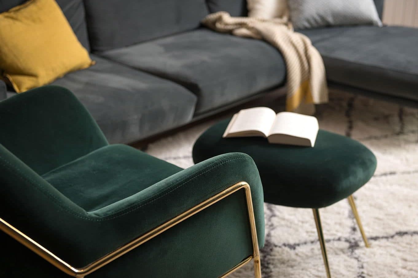 Fauteuils verts et tapis berbère