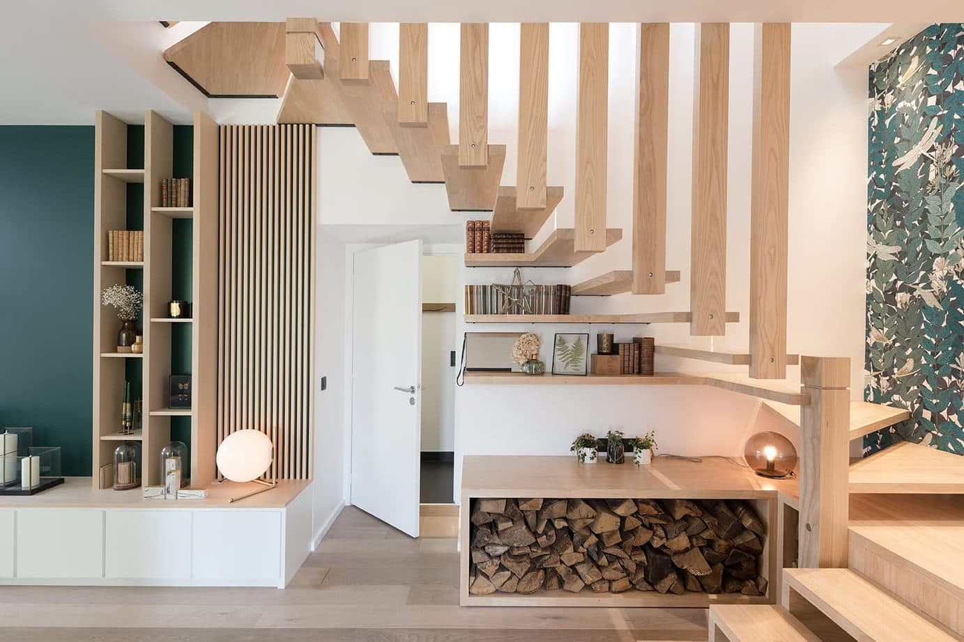 Escalier et rangements en bois sur mesure