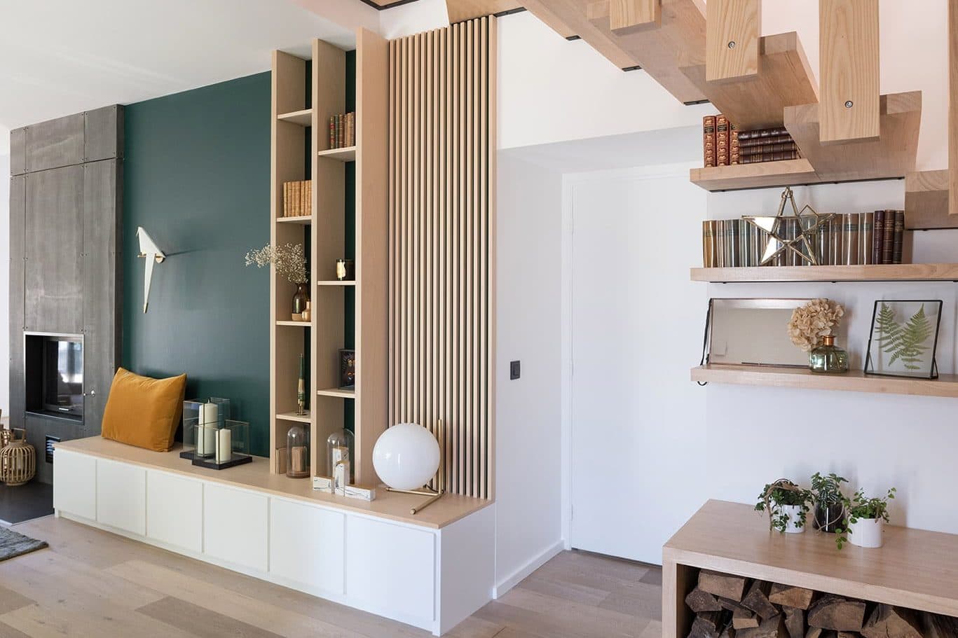 Meuble bas et rangement à bûches du salon