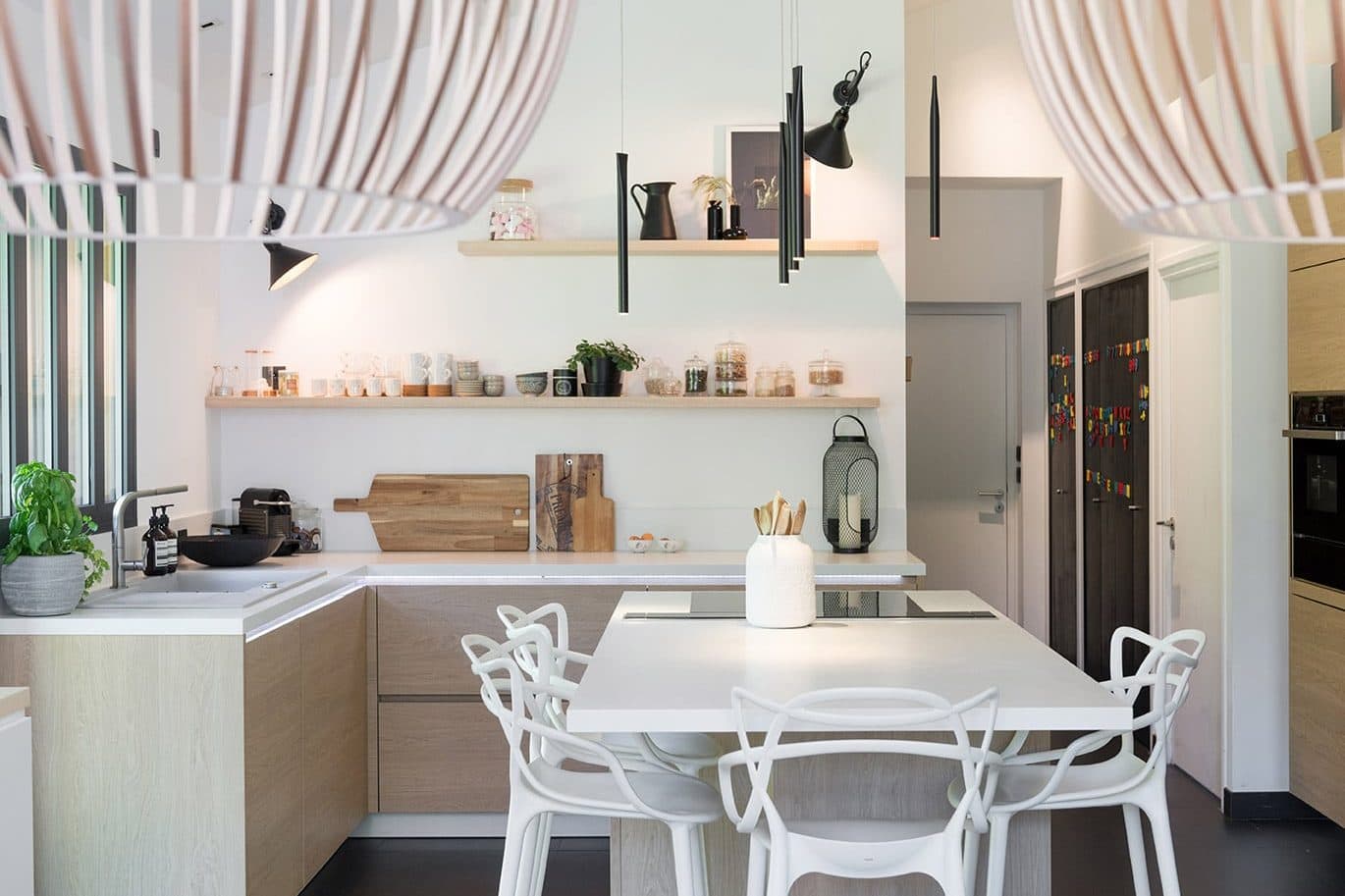 Cuisine ouverte avec table et chaises blanches
