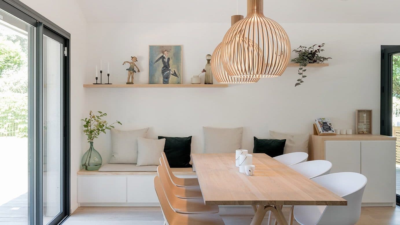 Salle à manger ouverte sur le jardin, maison moderne et lumineuse