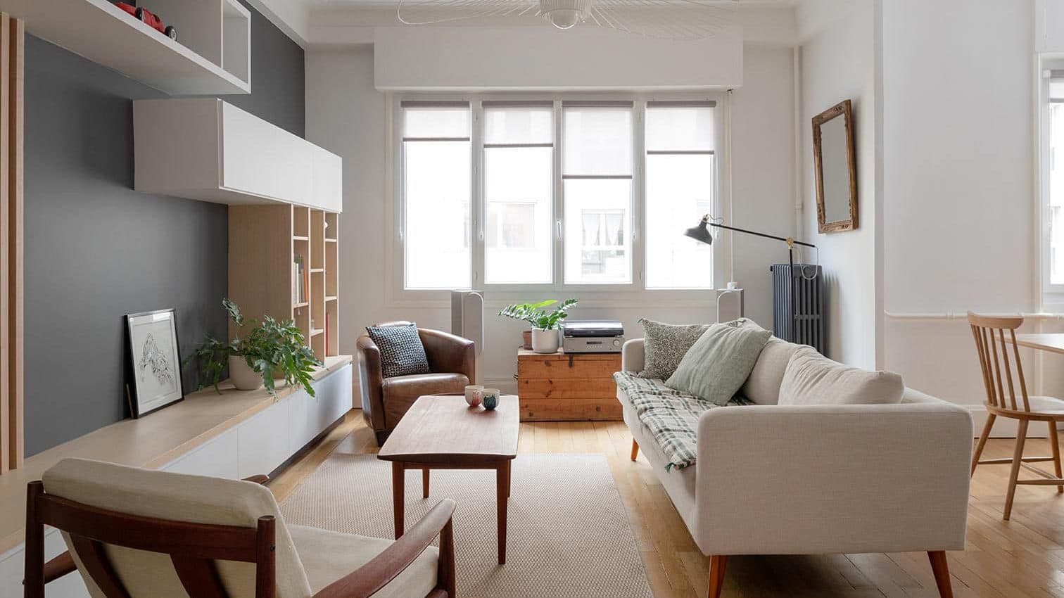 Grand salon et salle à manger de l'appartement rénové, moulures conservées
