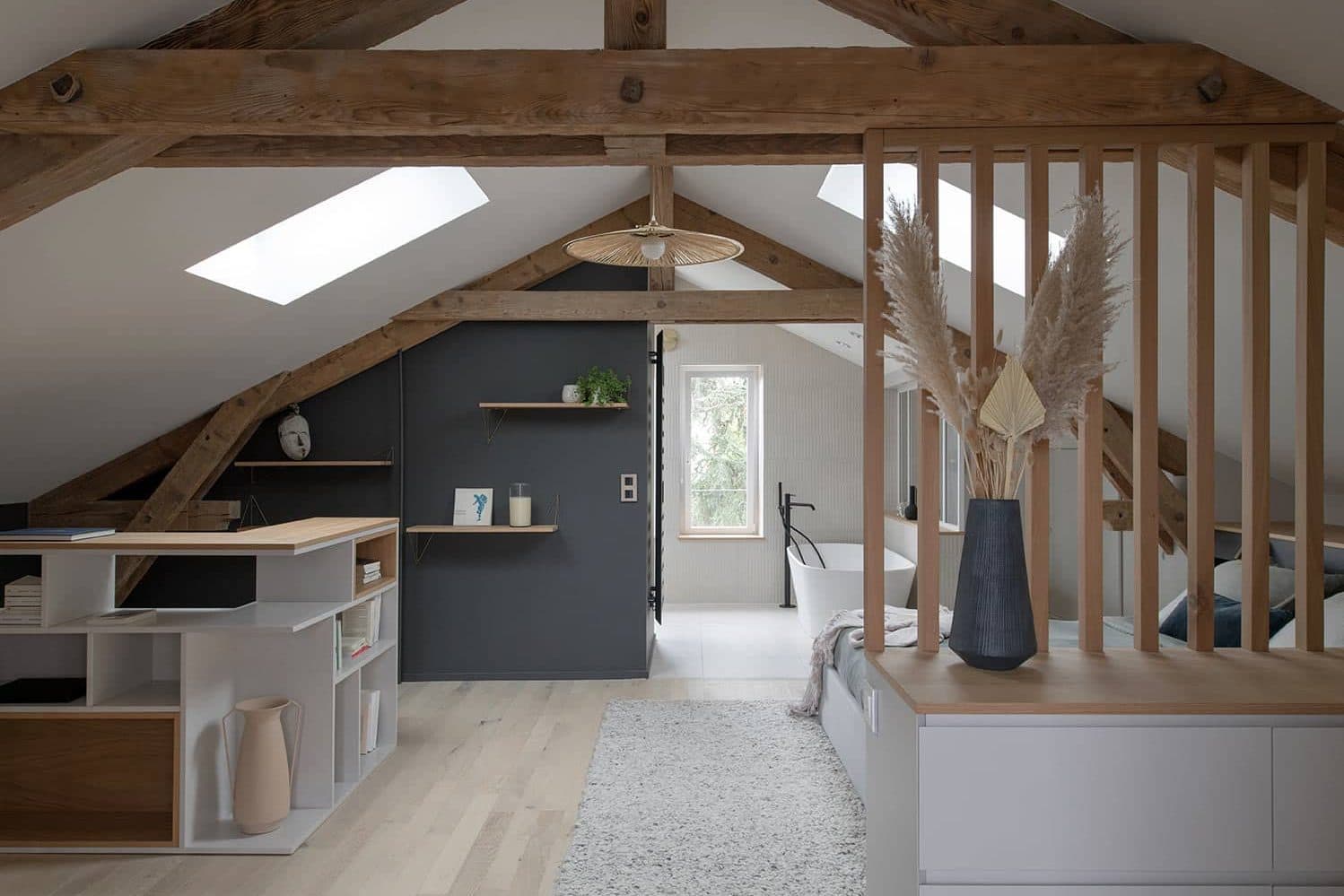 Salle de bain sous charpente avec baignoire