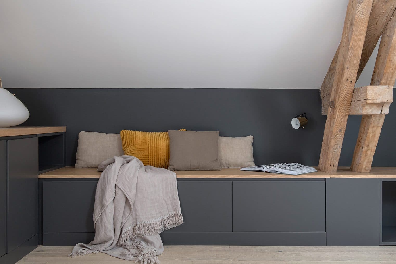 Banquette et rangements sous les rampants