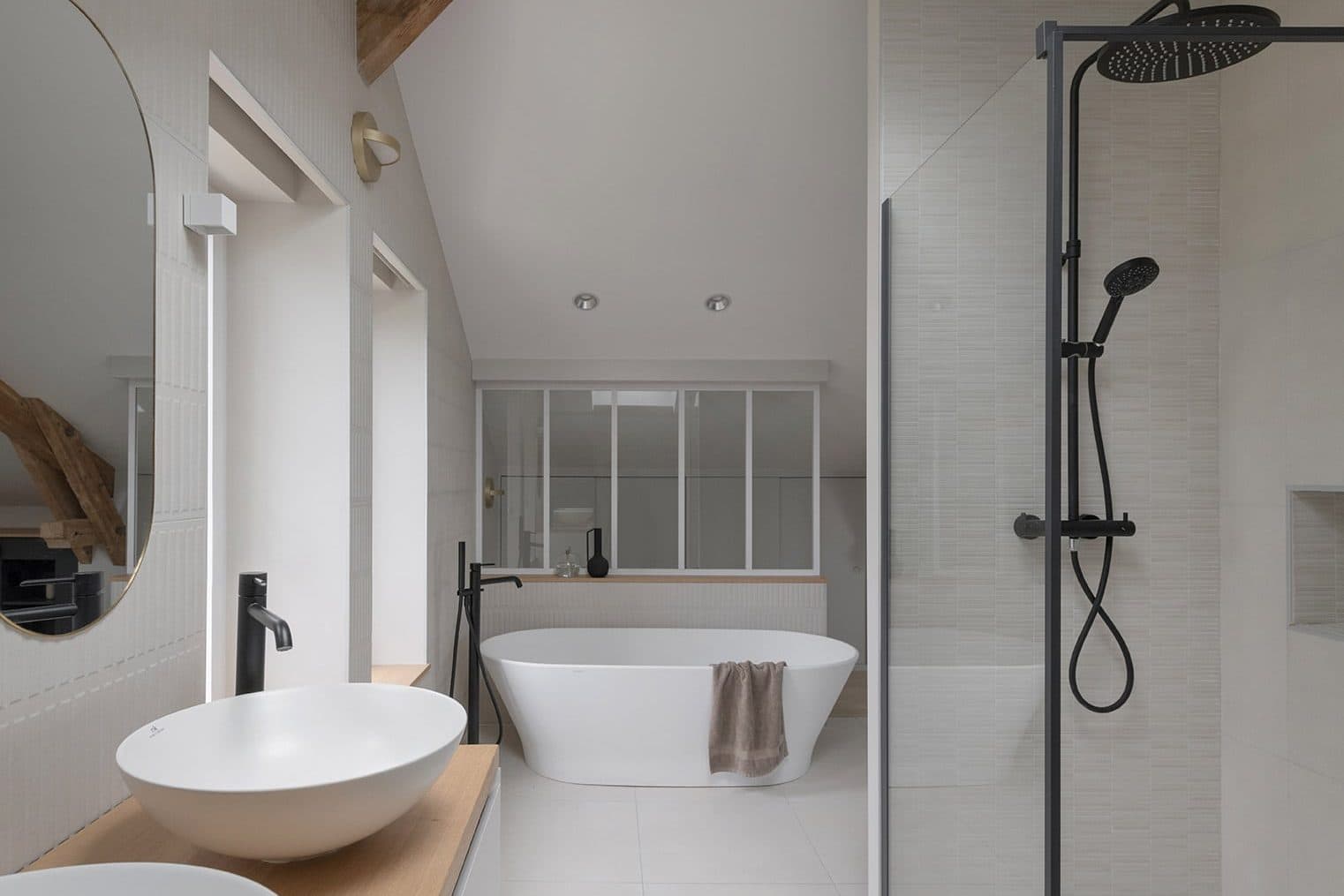 Douche et double vasque de la salle de bain