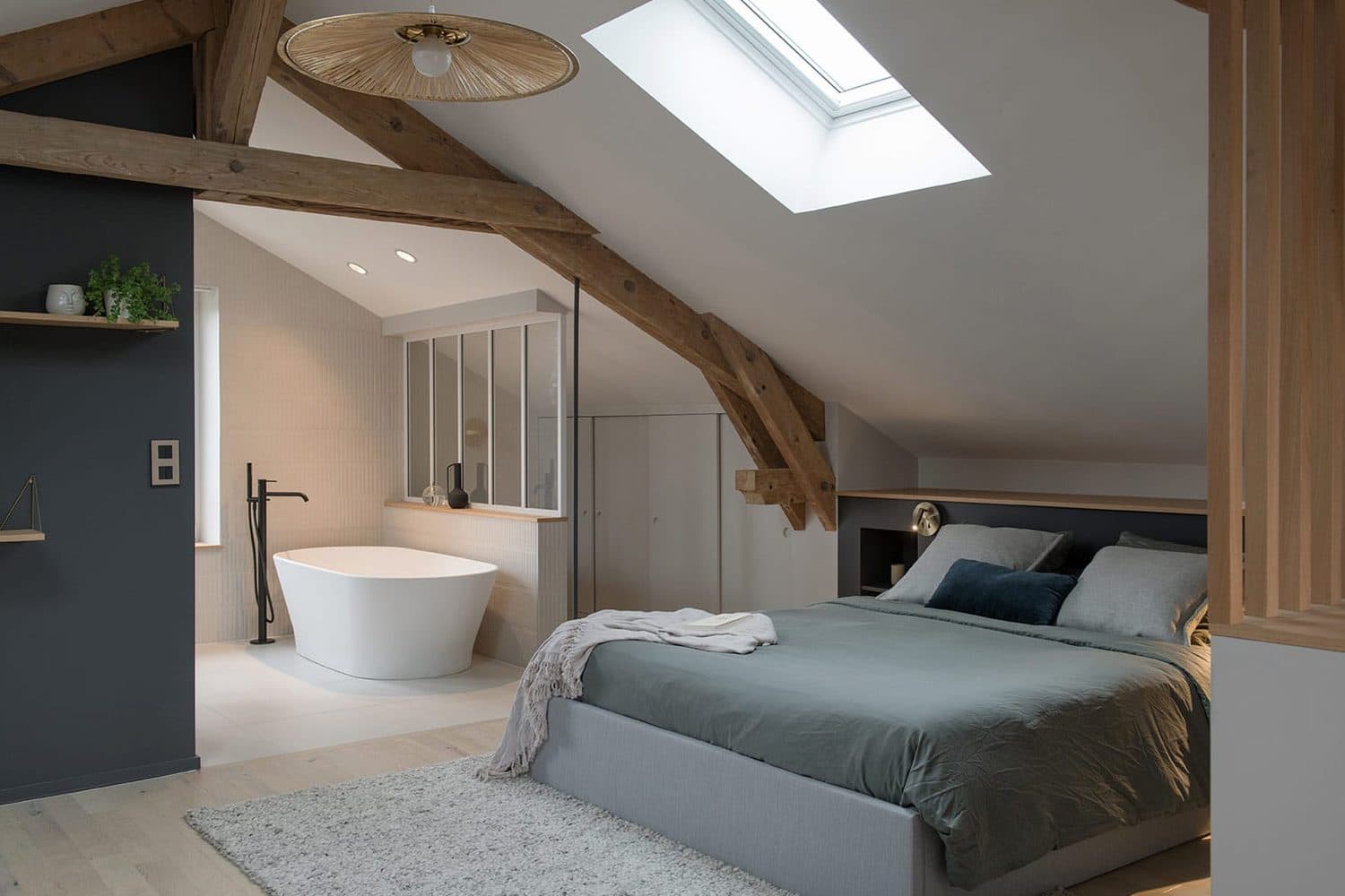 Suite parentale sous charpente avec baignoire et espace nuit, Lyon 5e