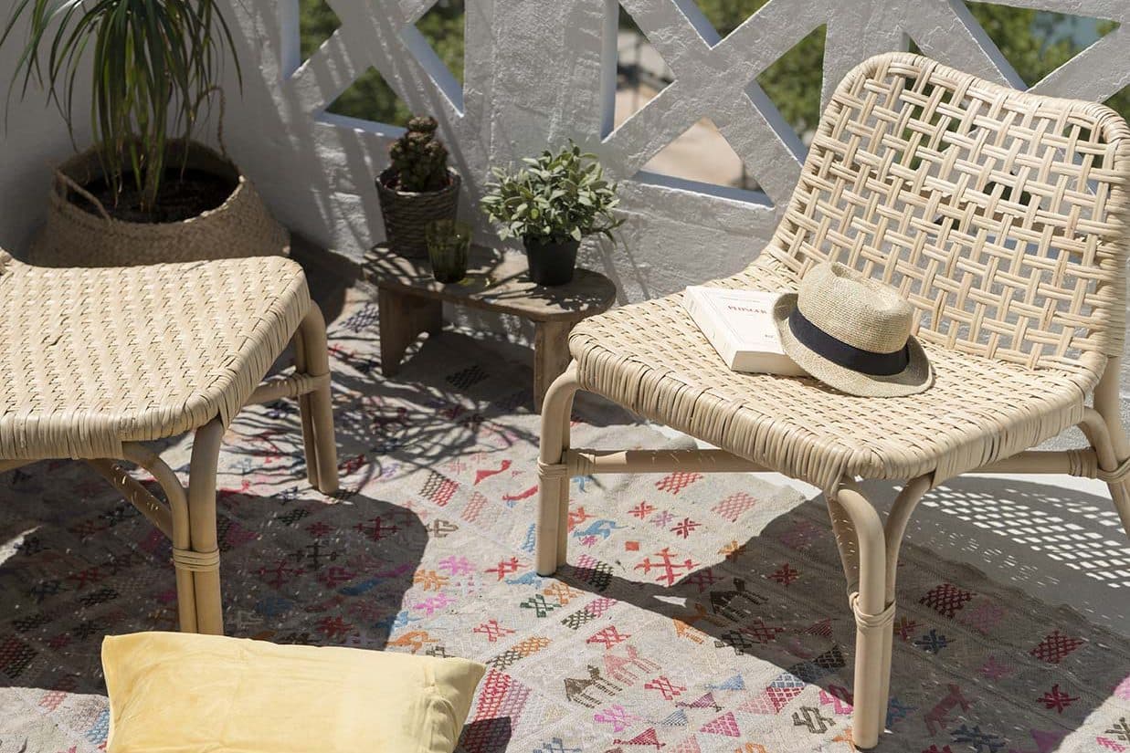 Fauteuils et terrasse avec vue sur les quais